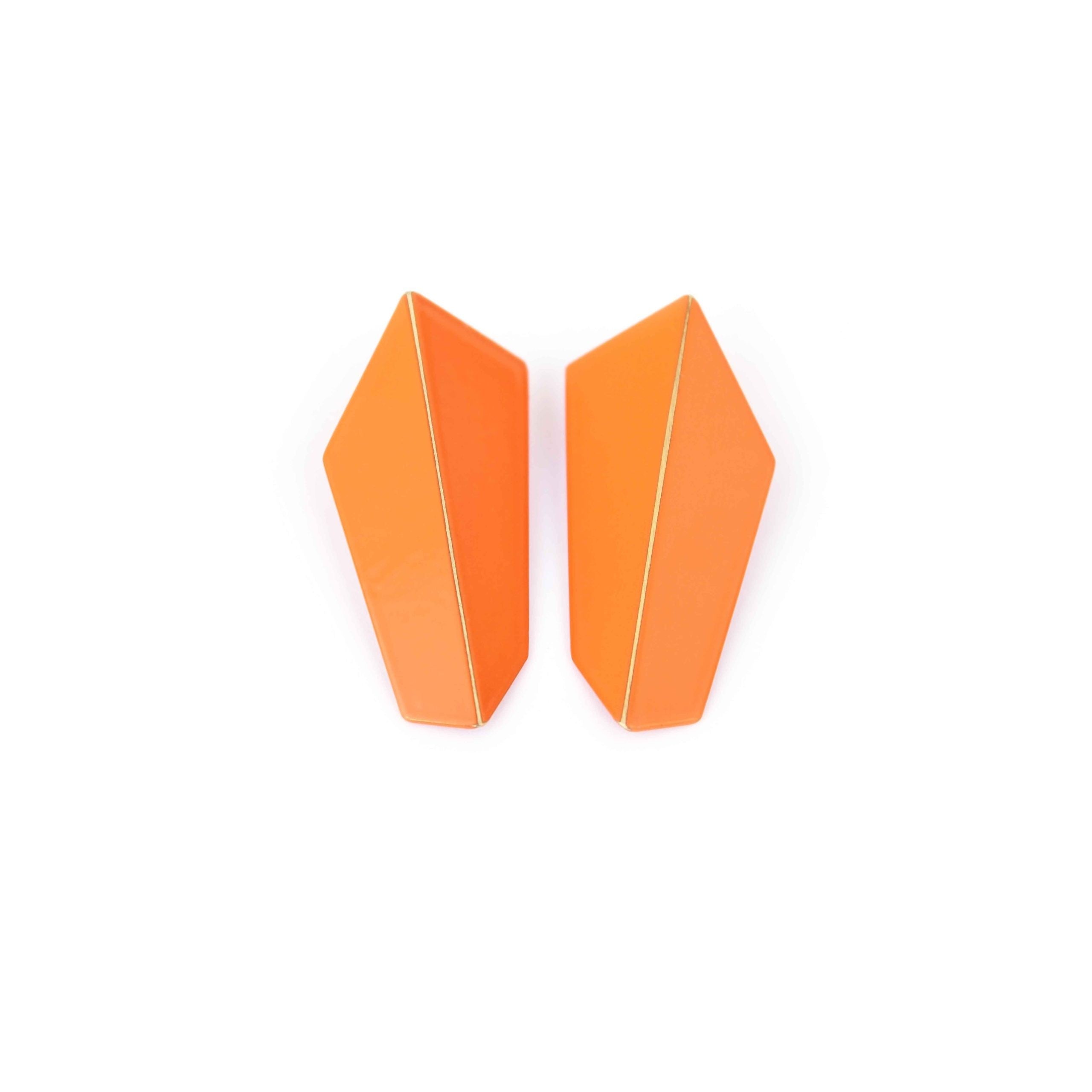 Boucles d'oreilles pliées verticales modèle Folded Vertical, vue éditoriale finale