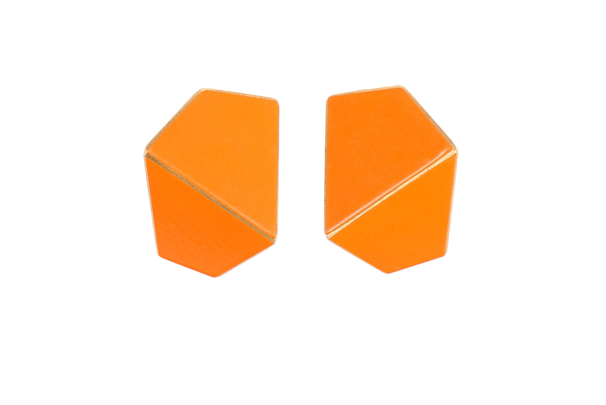 Boucles d'oreilles larges pliées modèle Folded Wide orange pastel, vue détaillée