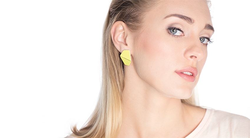 Boucles d'oreilles larges pliées modèle Folded Wide, vue alternative