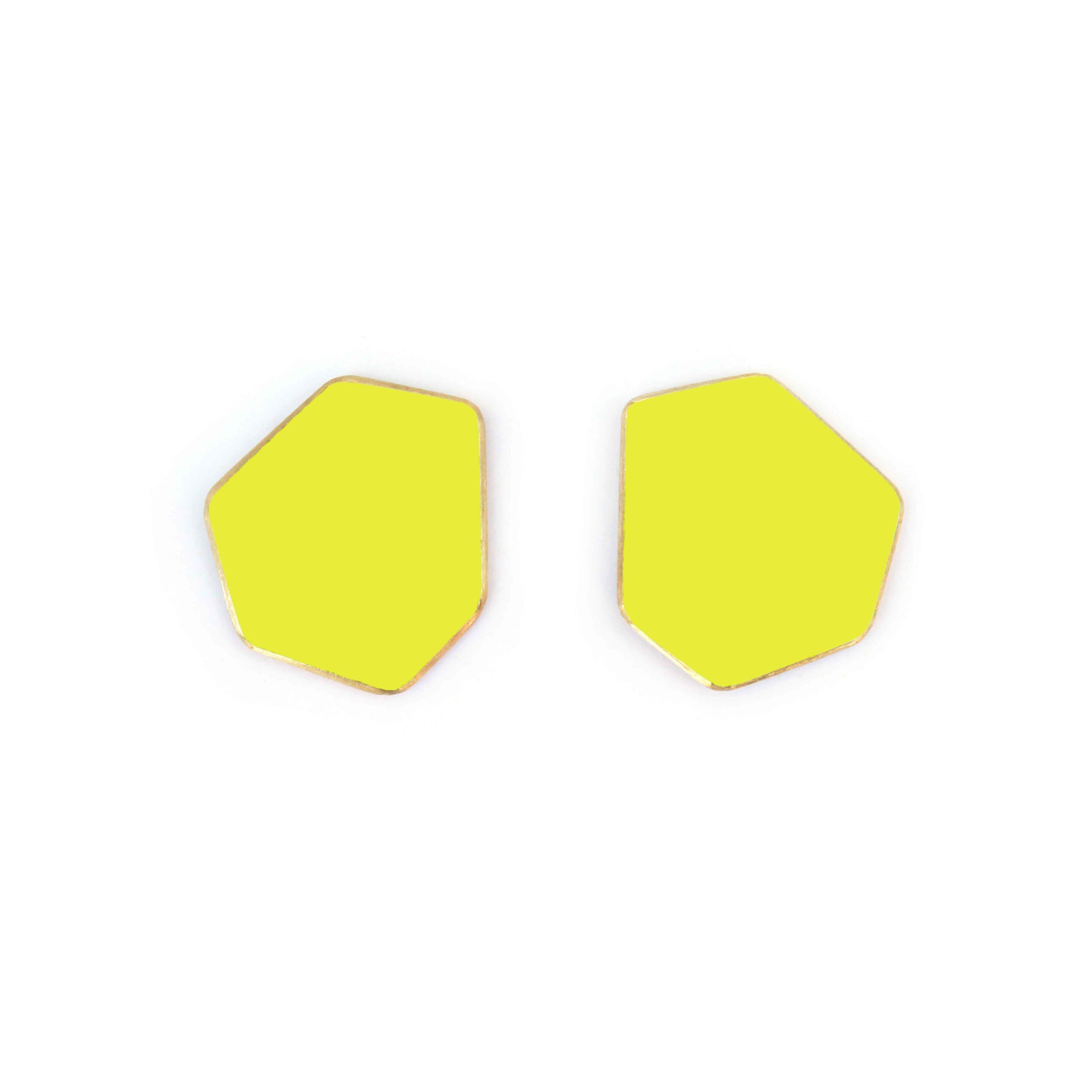 Mini boucles d'oreilles, vue éditoriale finale