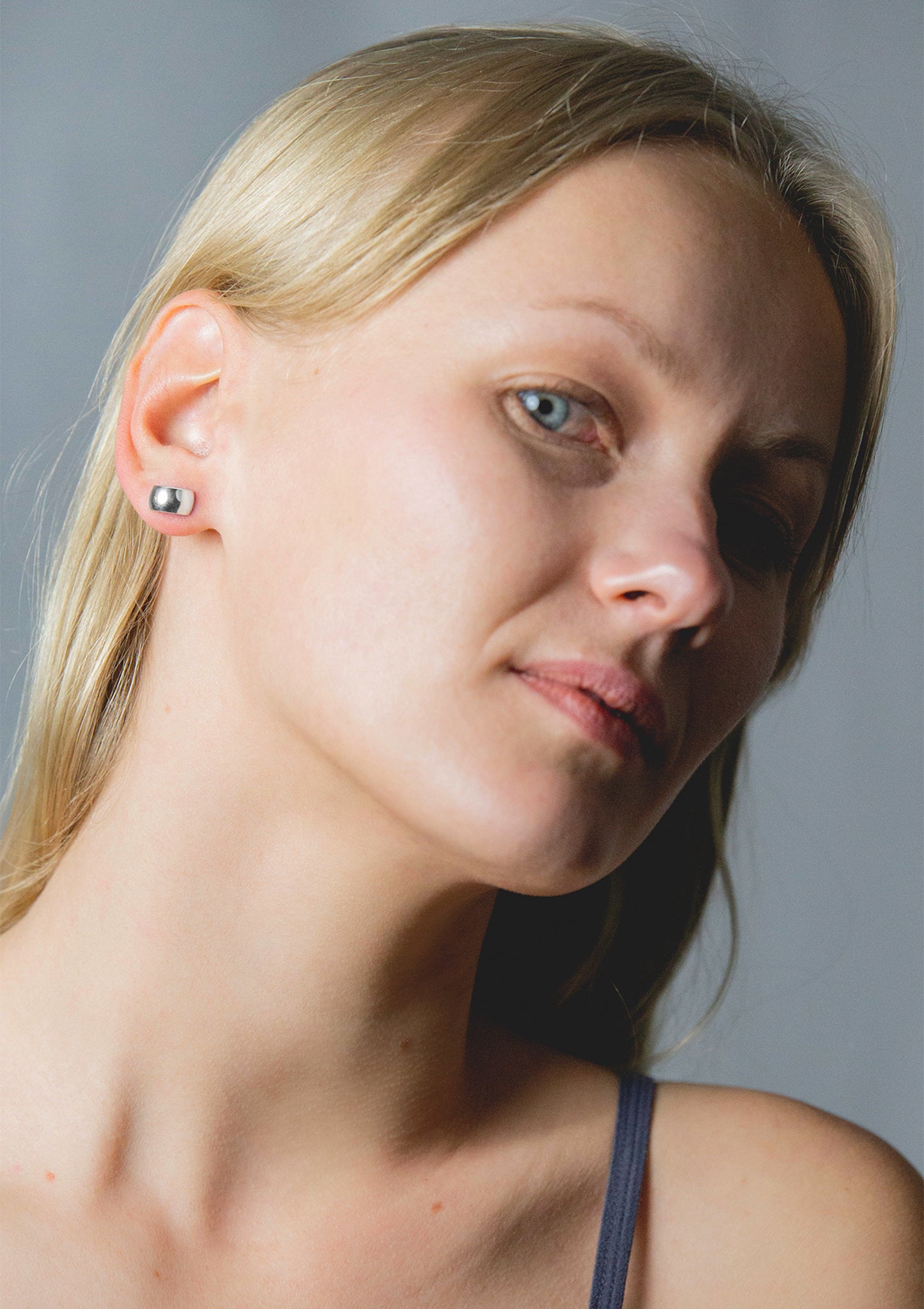 Boucles d'oreilles modèle HOLLOW grande taille en métal, vue produit