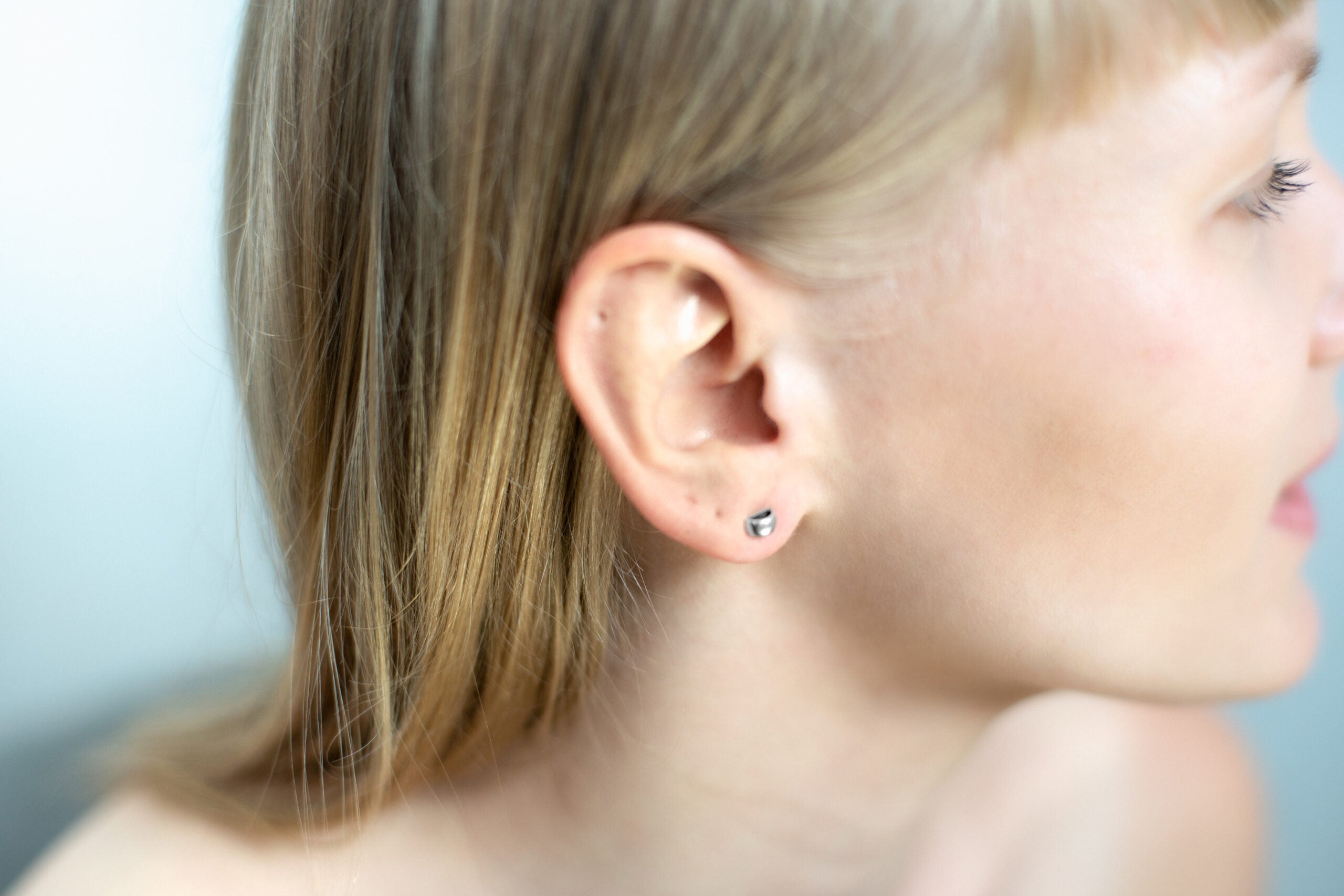 Boucles d'oreilles modèle HOLLOW petite taille en métal, vue finale