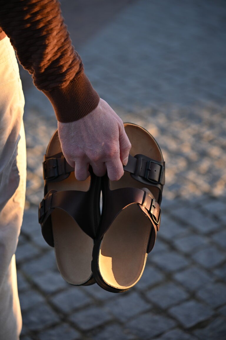 Sandales Märt en cuir marron foncé, vue portée