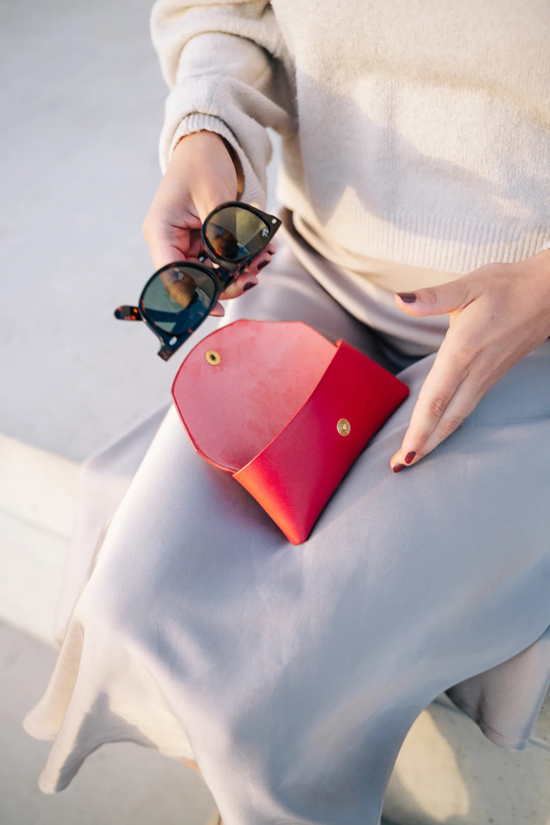 Étui à lunettes de soleil en cuir rouge, vue détaillée