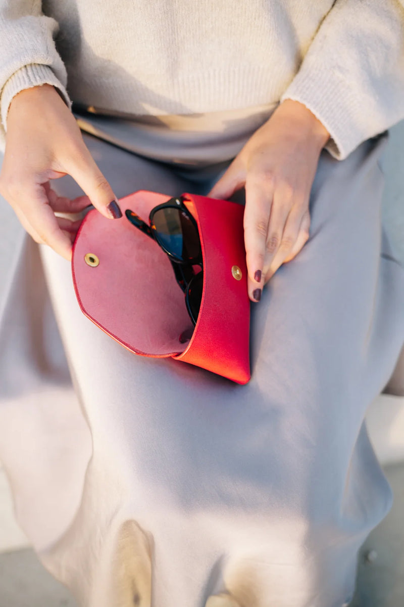 Étui à lunettes de soleil en cuir rouge, vue produit
