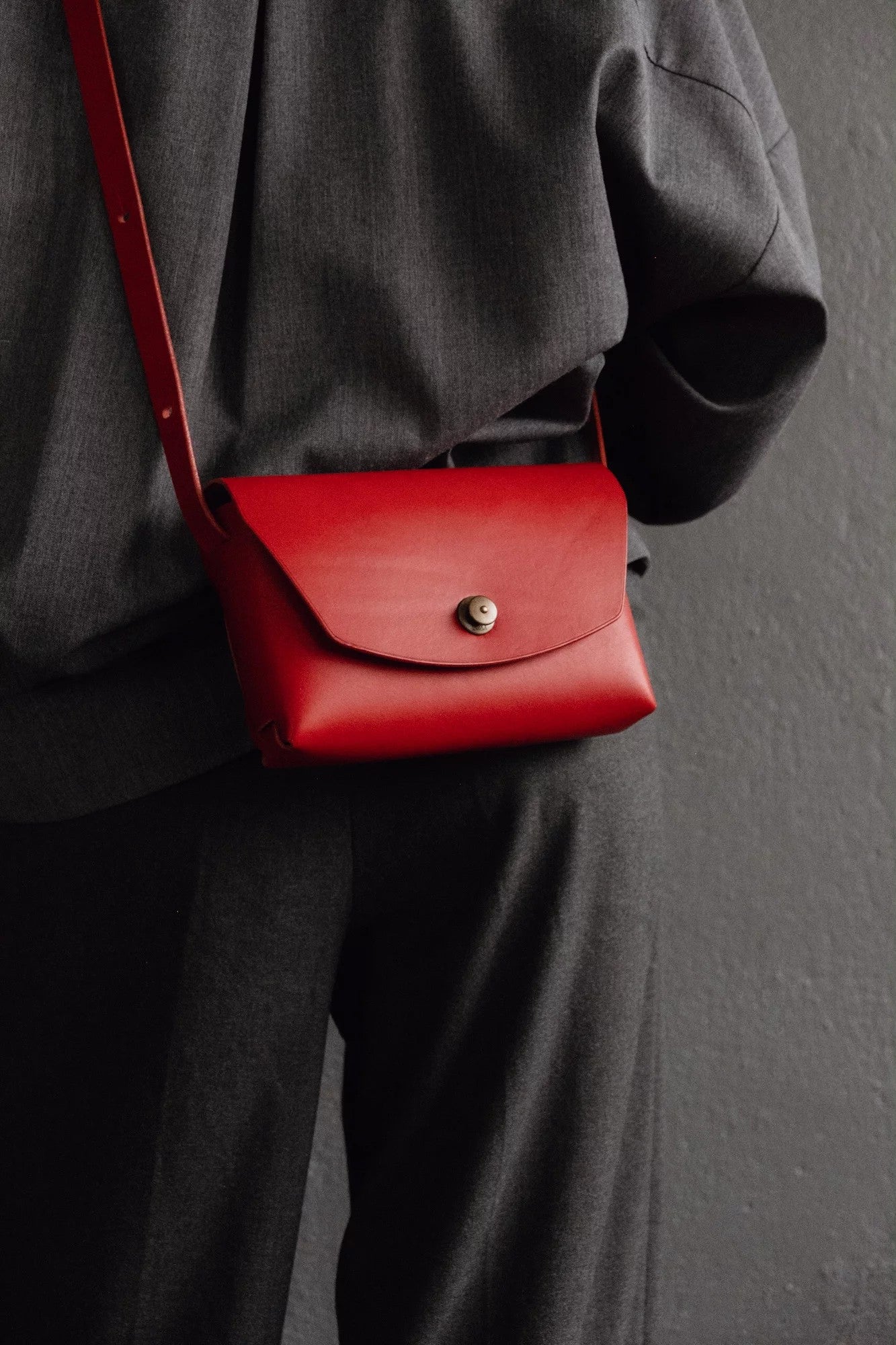 Pochette en cuir rouge, vue détaillée