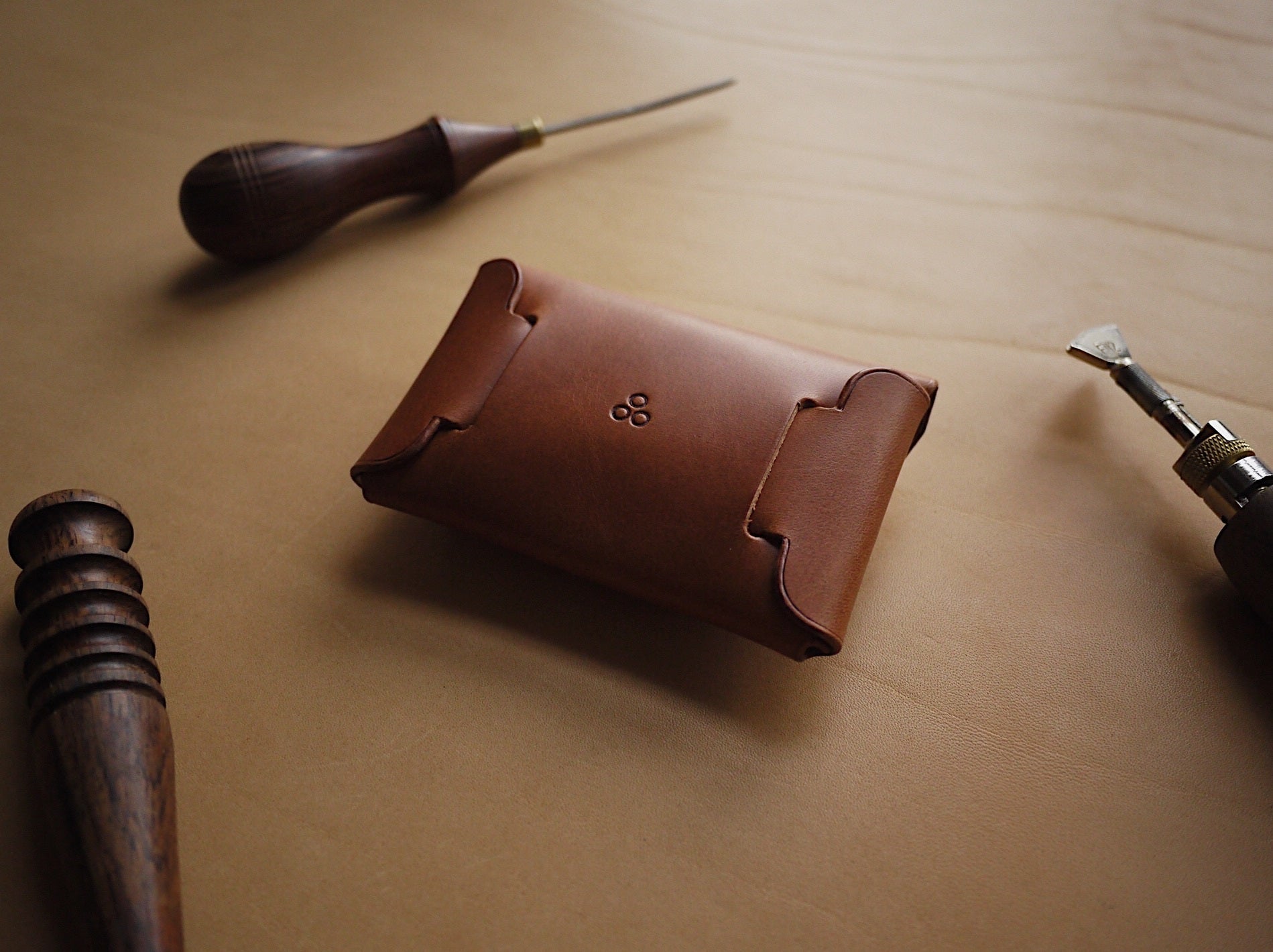 Portefeuille en cuir à bouton cognac, vue détaillée