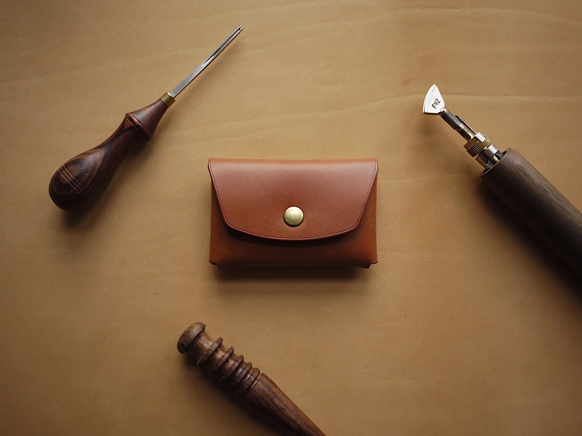 Portefeuille en cuir à bouton cognac, vue alternative