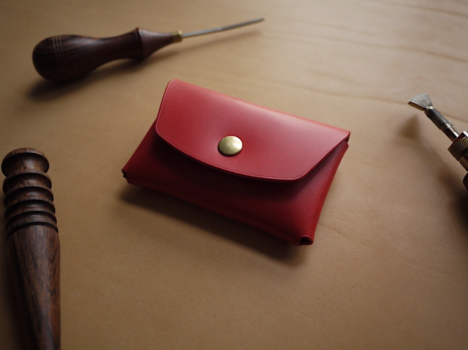 Portefeuille en cuir à bouton rouge, vue produit