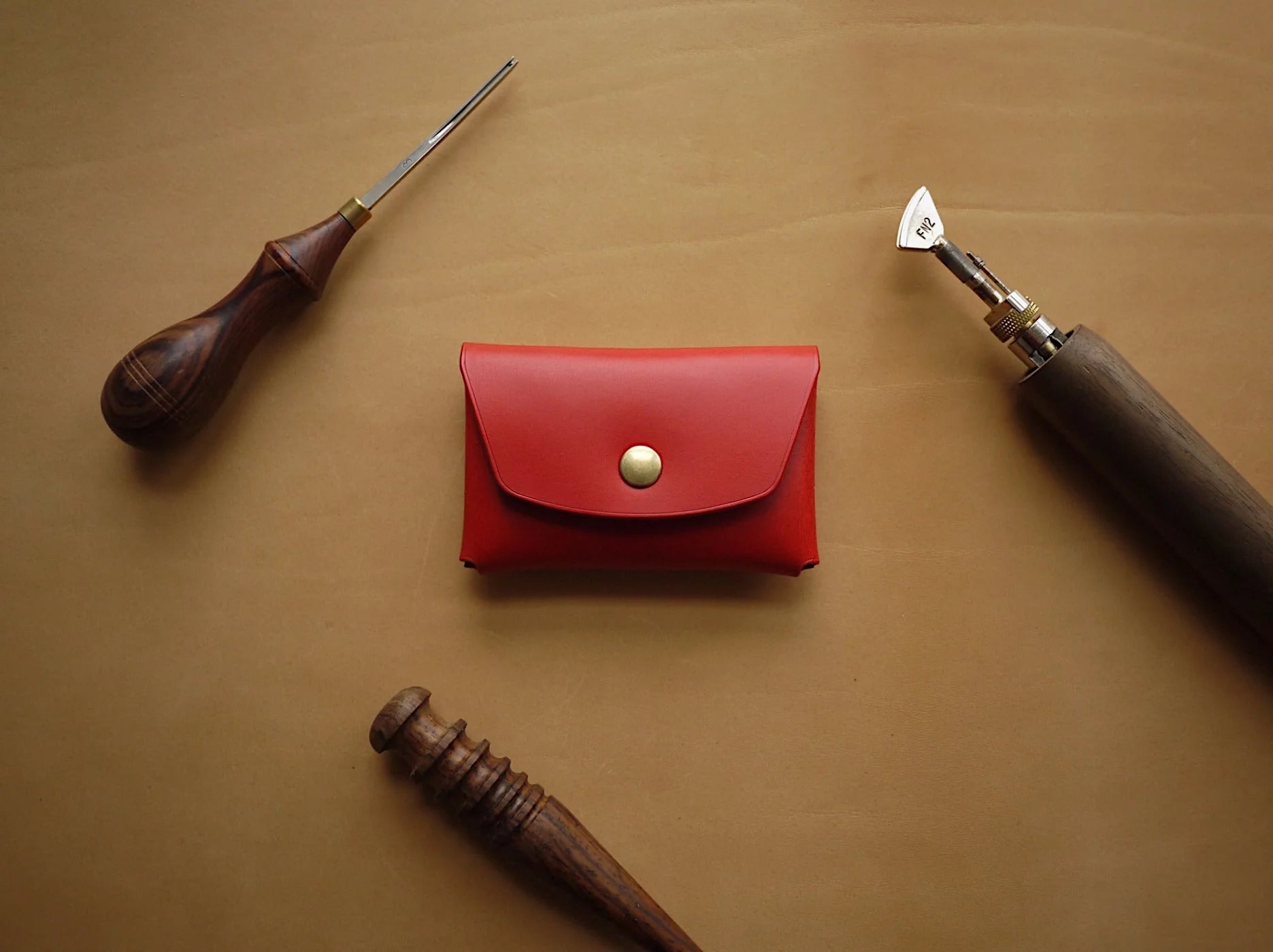 Portefeuille en cuir à bouton rouge, vue finale