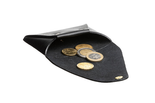 Porte-monnaie en cuir noir Stella Soomlais ouvert à plat, pièces en euros sur le cuir déplié, fait main en Estonie