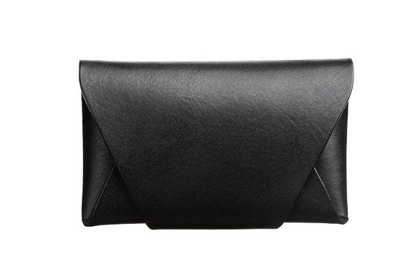 Porte-monnaie en cuir noir Stella Soomlais, vue de dos du pliage enveloppe fermé