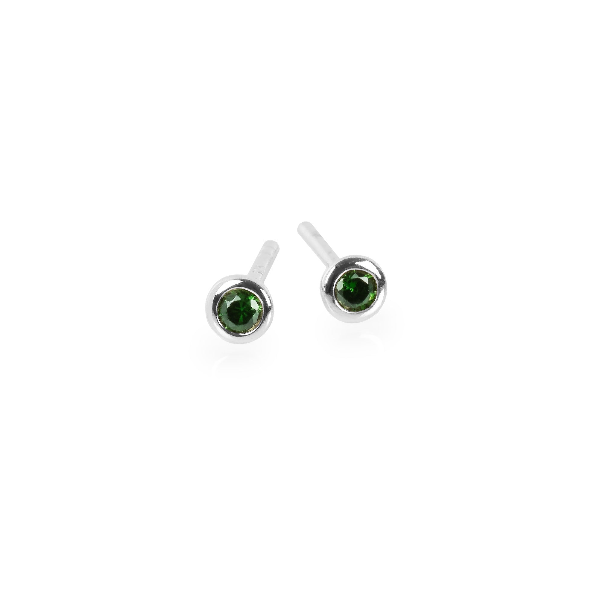 Puces d'oreilles myamoon modèle Illumi zircon vert argent, vue éditoriale