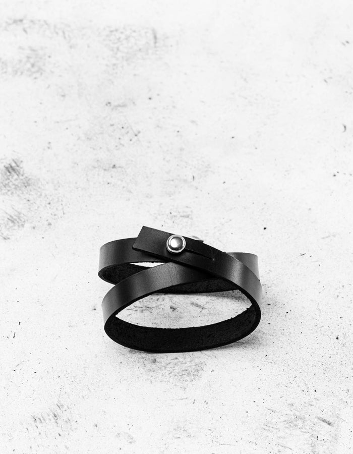 Bracelet en cuir noir Dear Hugger Stella Soomlais, double tour posé debout avec fermoir argenté