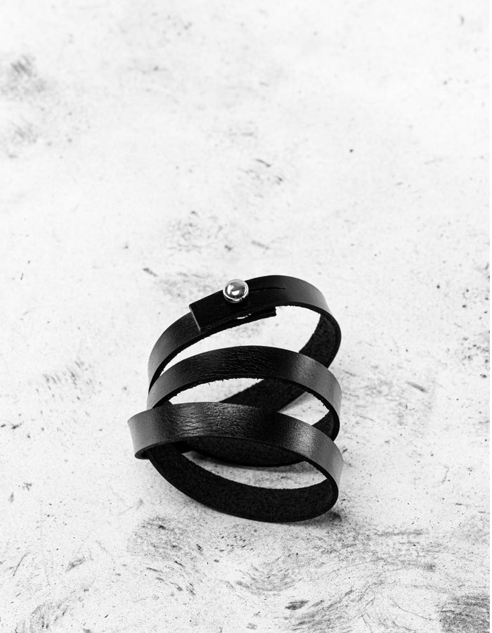 Bracelet en cuir noir Dear Hugger Stella Soomlais, triple tour dressé en spirale, fermoir argenté