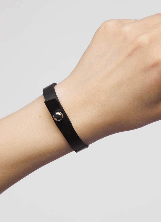 Bracelet en cuir noir Dear Hugger Stella Soomlais, porté simple tour autour du poignet