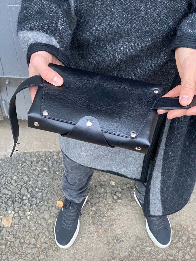 Sac bandoulière en cuir noir Stella Soomlais converti en sac banane, détail des rivets argentés