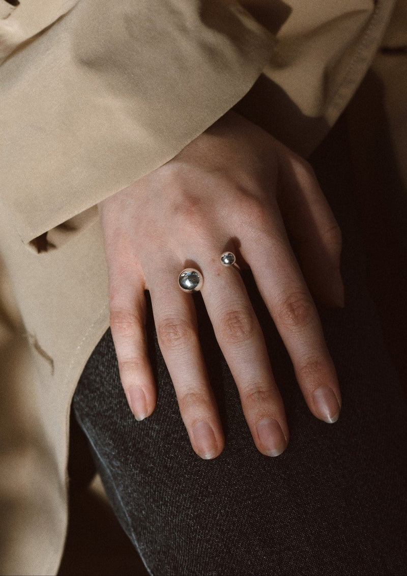 Bague Big Bomb multi-tailles NO MORE en argent sterling, vue éditoriale