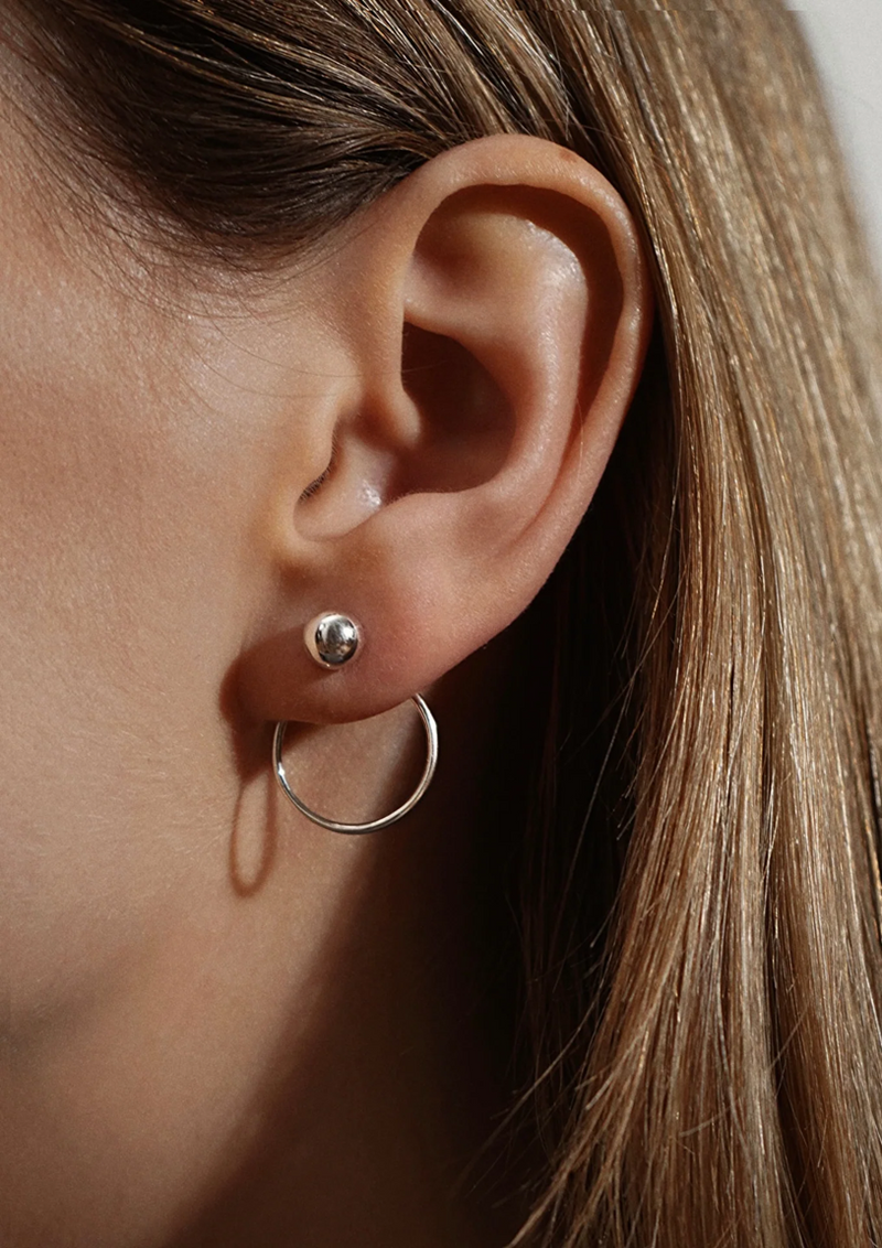 Boucles d'oreilles Chord NO MORE en argent sterling, portées sur l'oreille