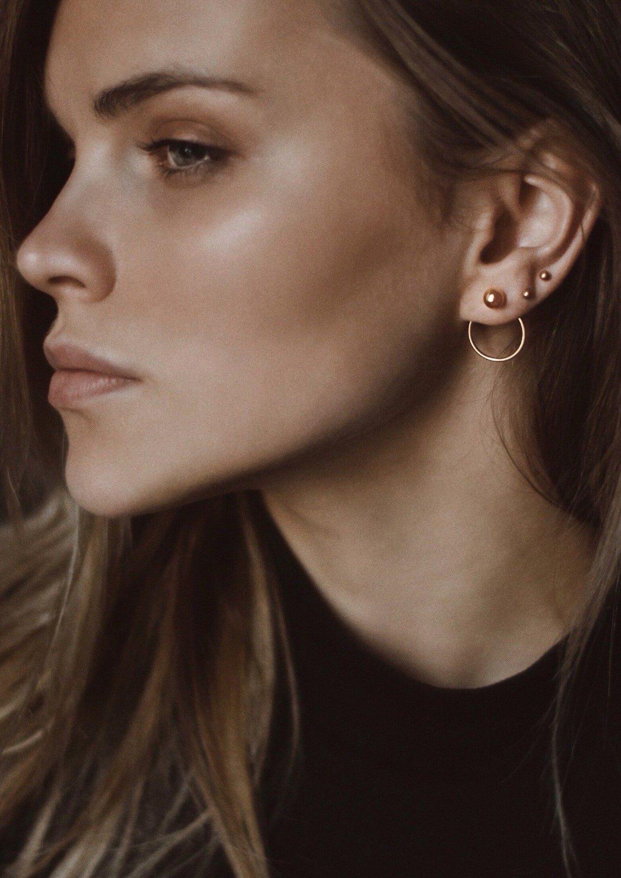 Boucles d'oreilles Chord NO MORE en or, vue éditoriale