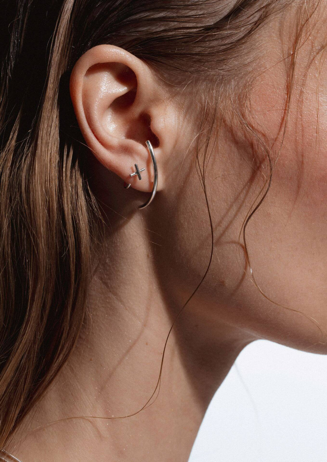Boucles d'oreilles NO MORE en argent sterling forme ligne avec détail croix, vue portée