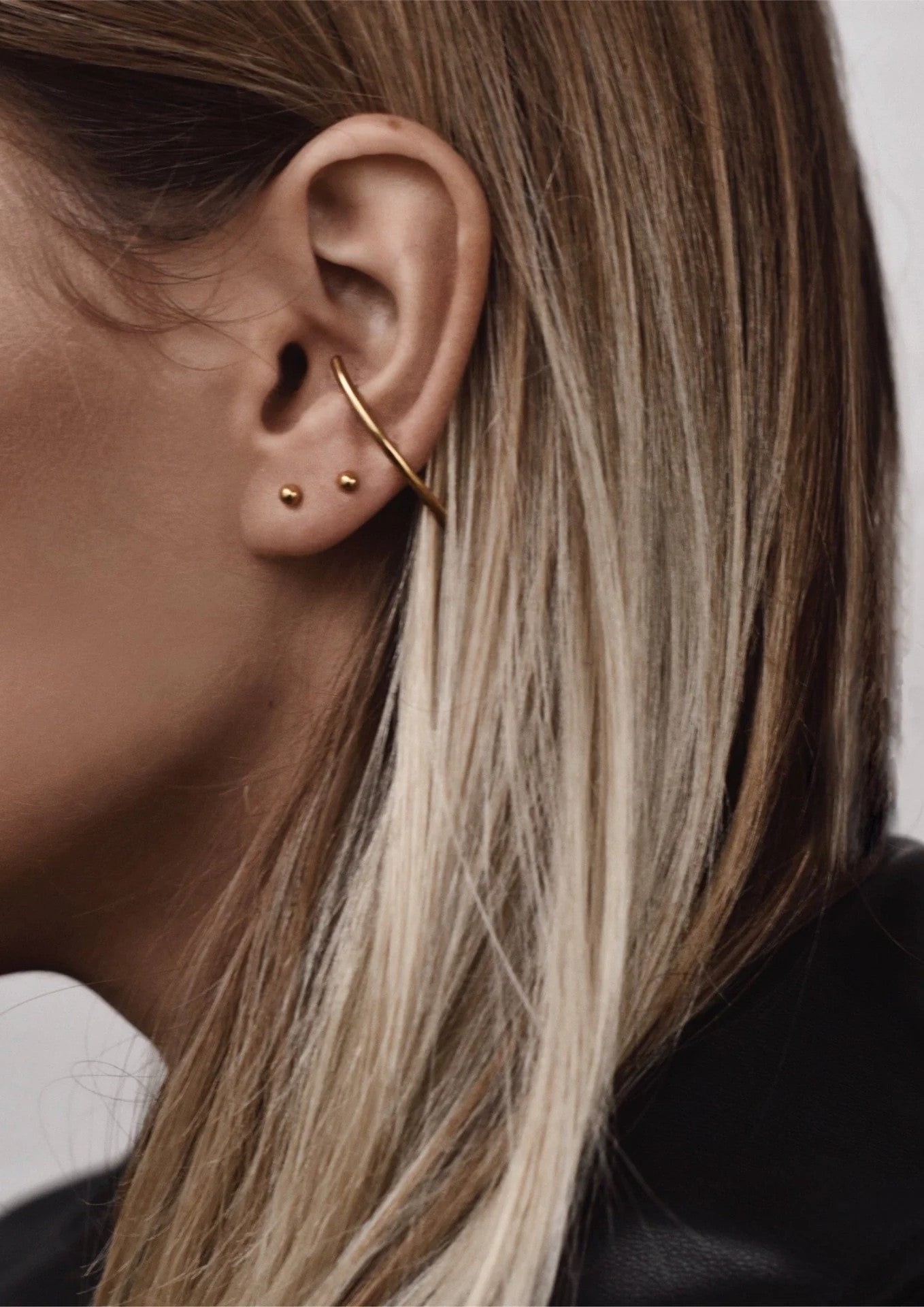 Boucles d'oreilles Radius NO MORE en plaqué or, vue éditoriale