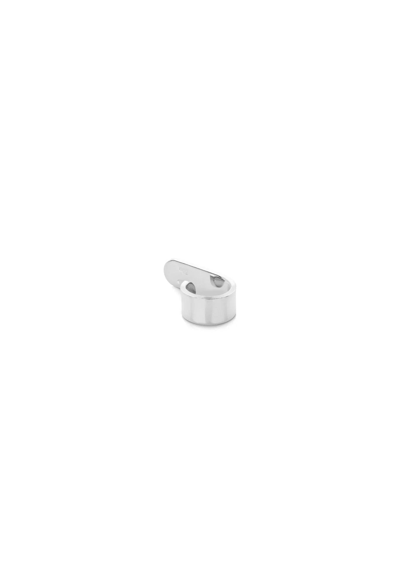 Ear cuff supérieur plat NO MORE en argent, vue éditoriale