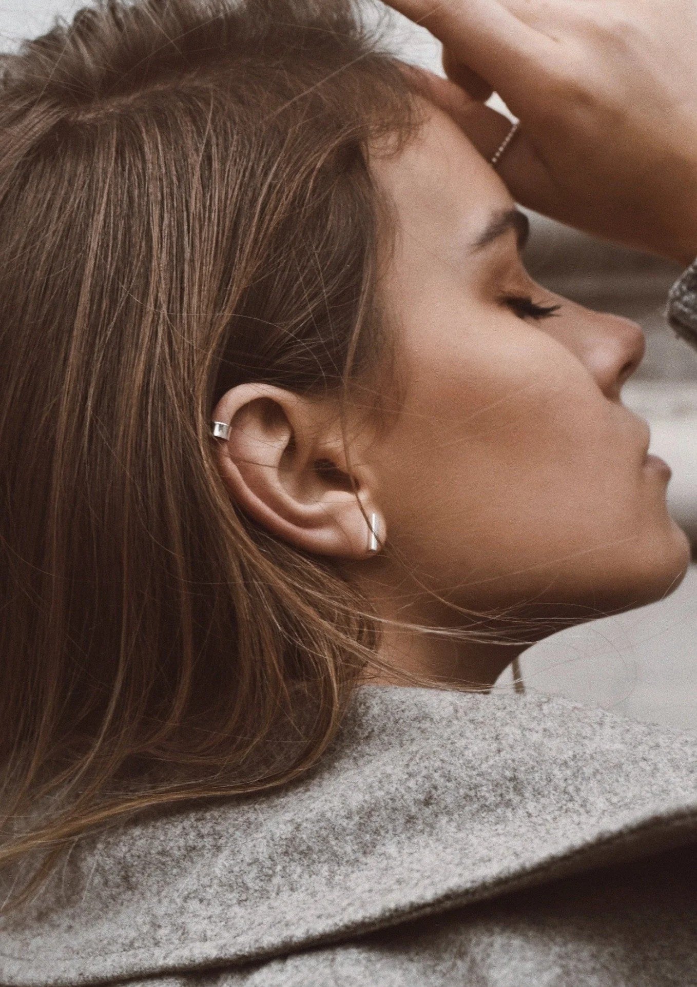 Ear cuff supérieur plat NO MORE en argent, vue détaillée finale