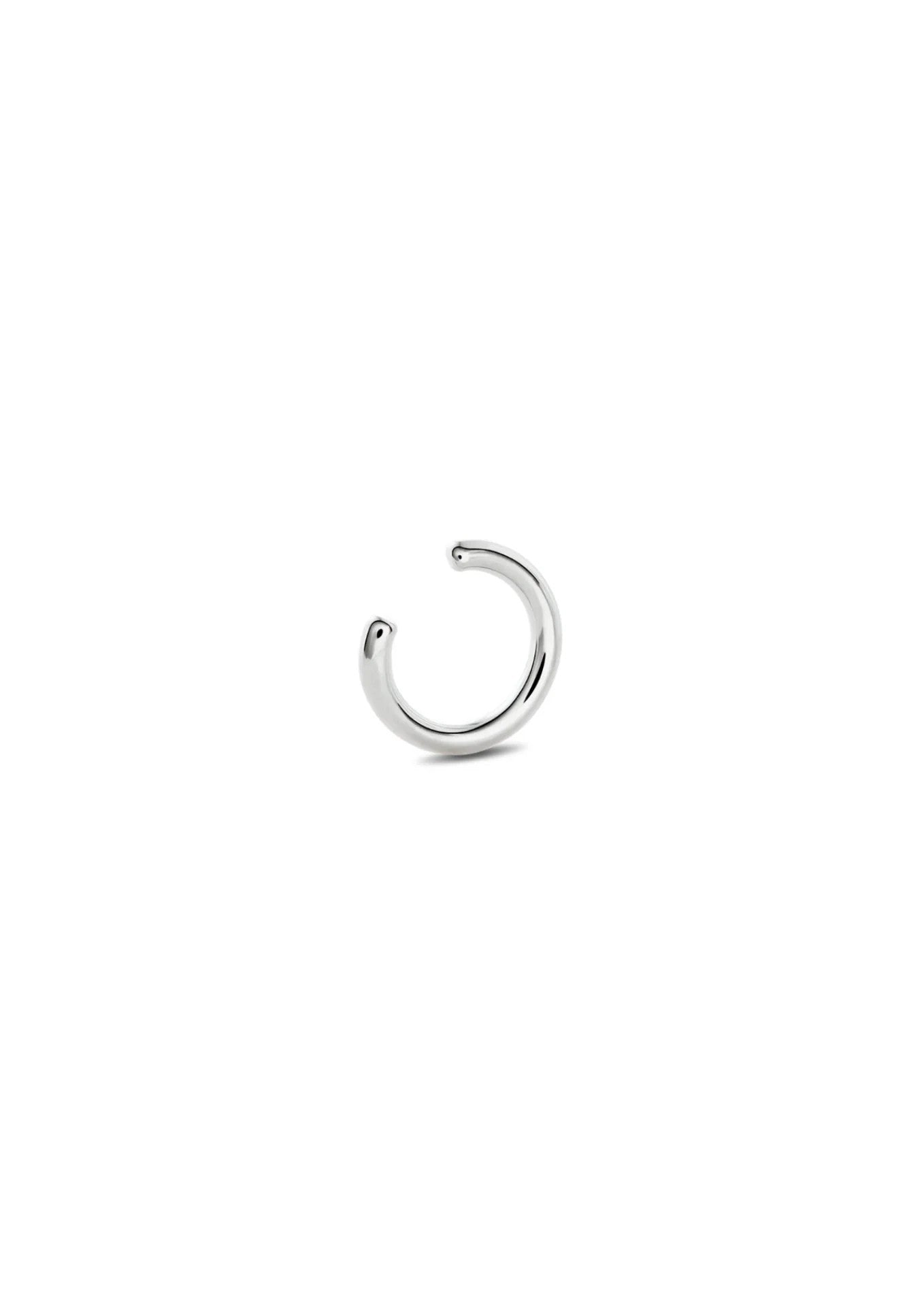 Ear cuff Line NO MORE en argent, vue éditoriale