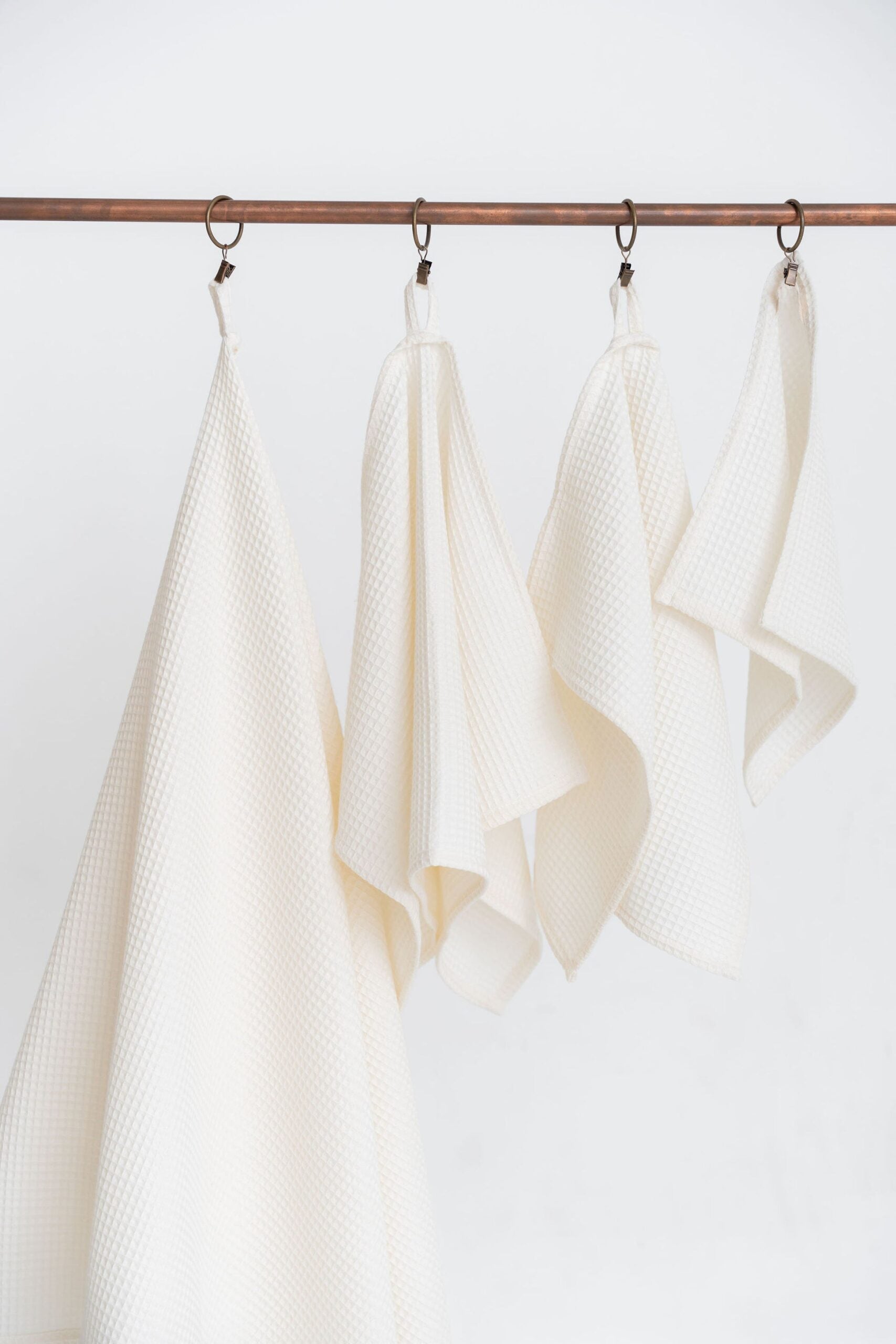 Serviette de bain NUSS en coton bio gaufré crème, détail textile