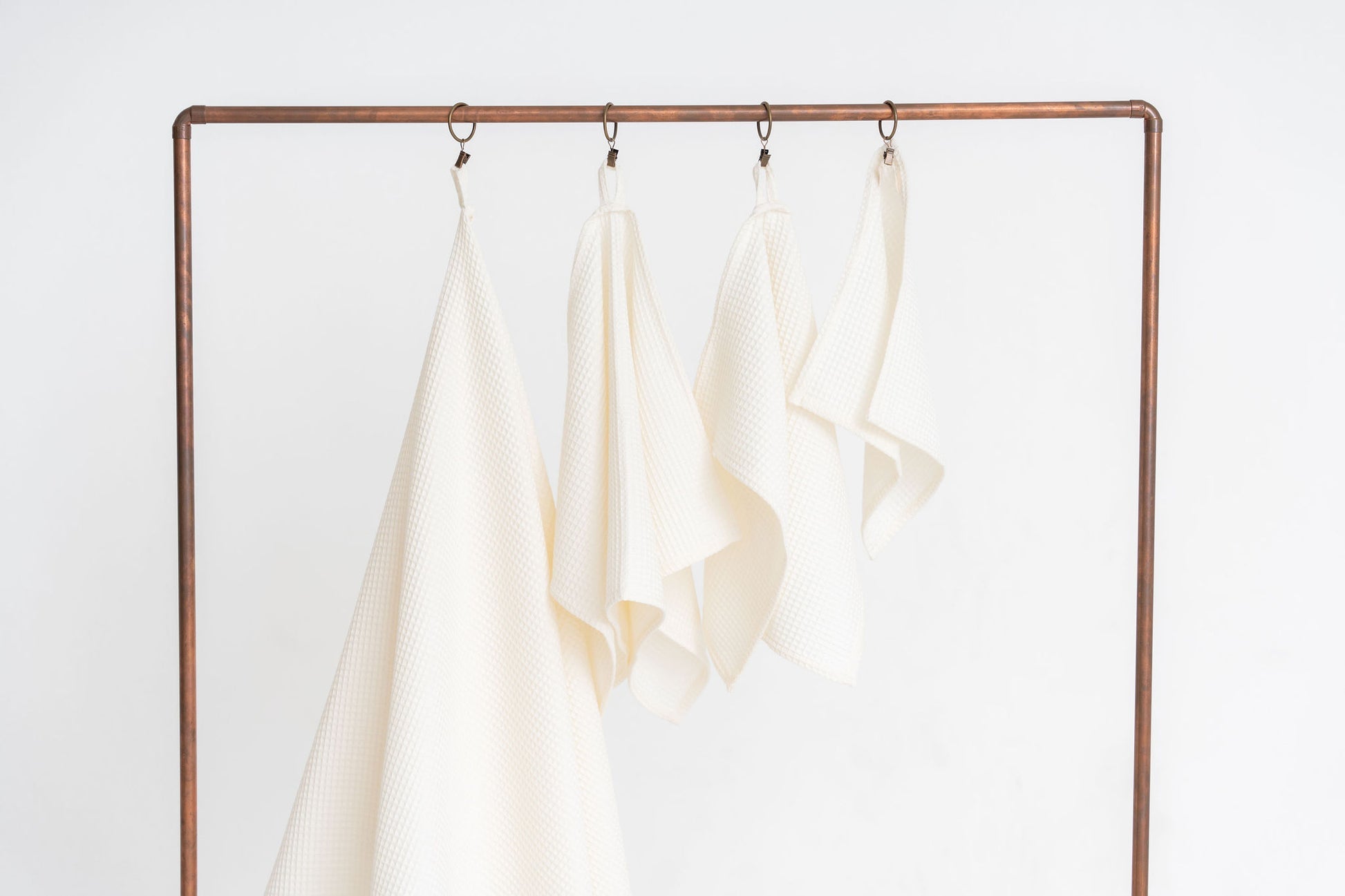 Serviette de bain NUSS en coton bio gaufré crème, texture nid d'abeille