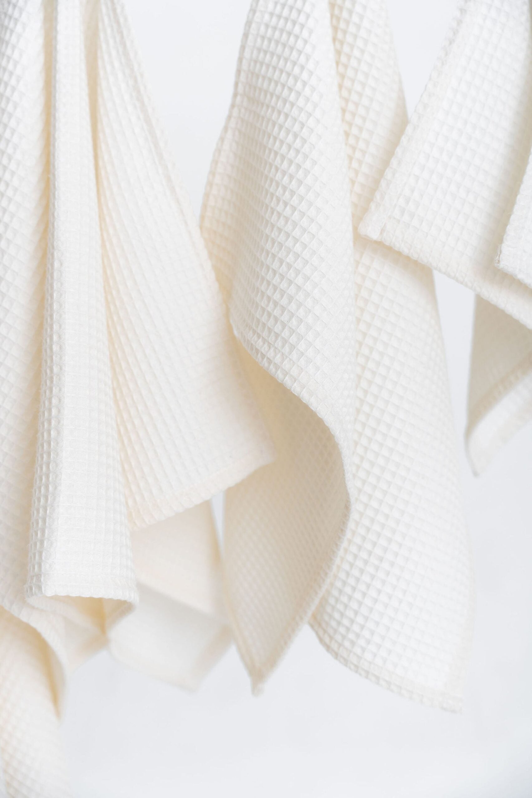 Serviette de bain NUSS en coton bio gaufré crème, qualité organique