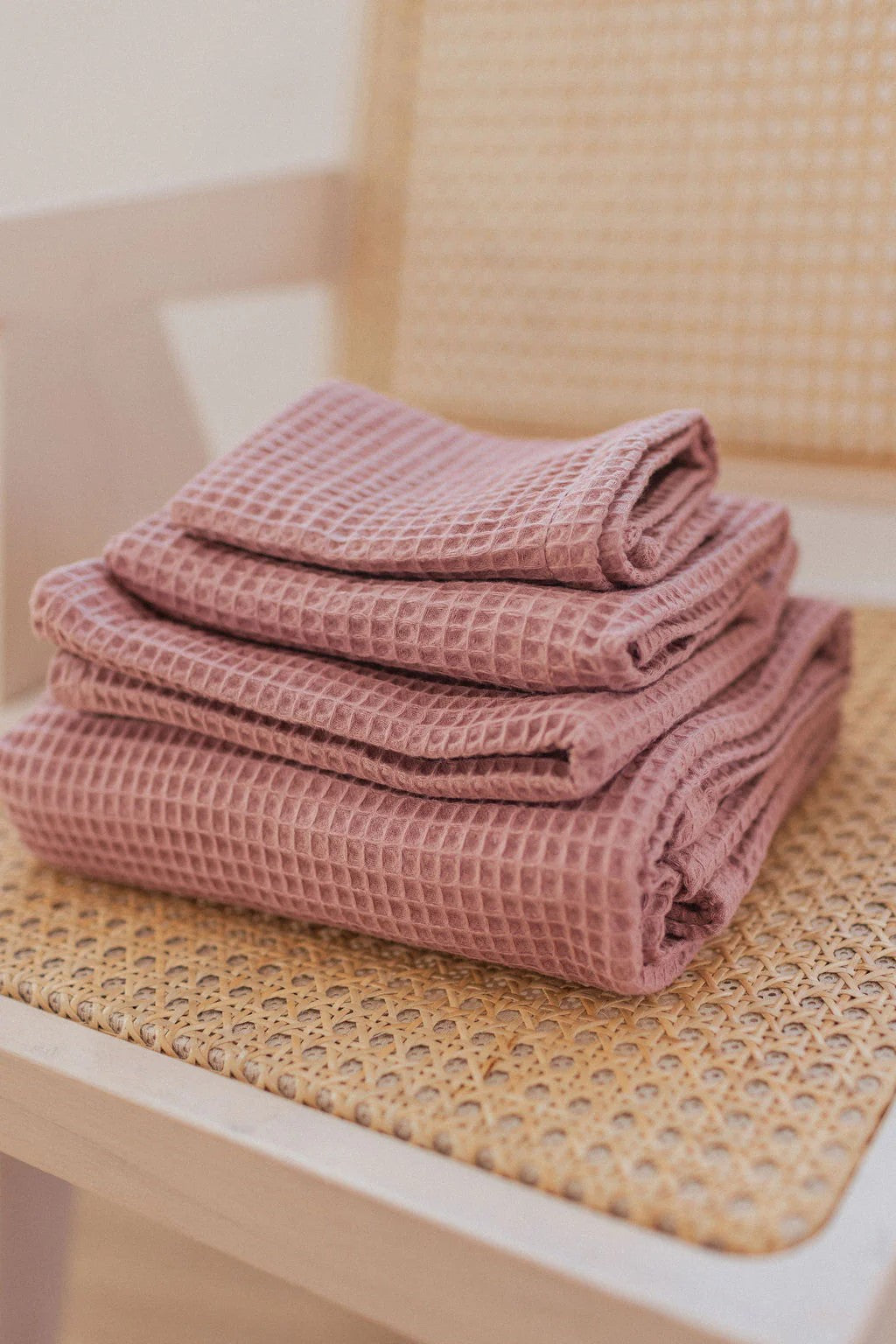 Serviette de bain NUSS en coton bio gaufré rose ancien, vue éditoriale