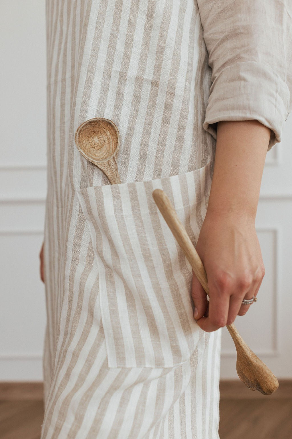Tablier à dos croisé en lin Linen Tales porté, troisième vue texture lavée