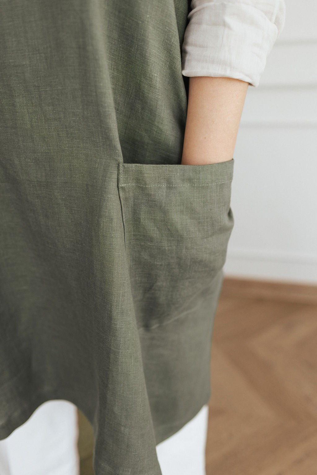 Tablier à dos croisé en lin Linen Tales, détail des nœuds en coton