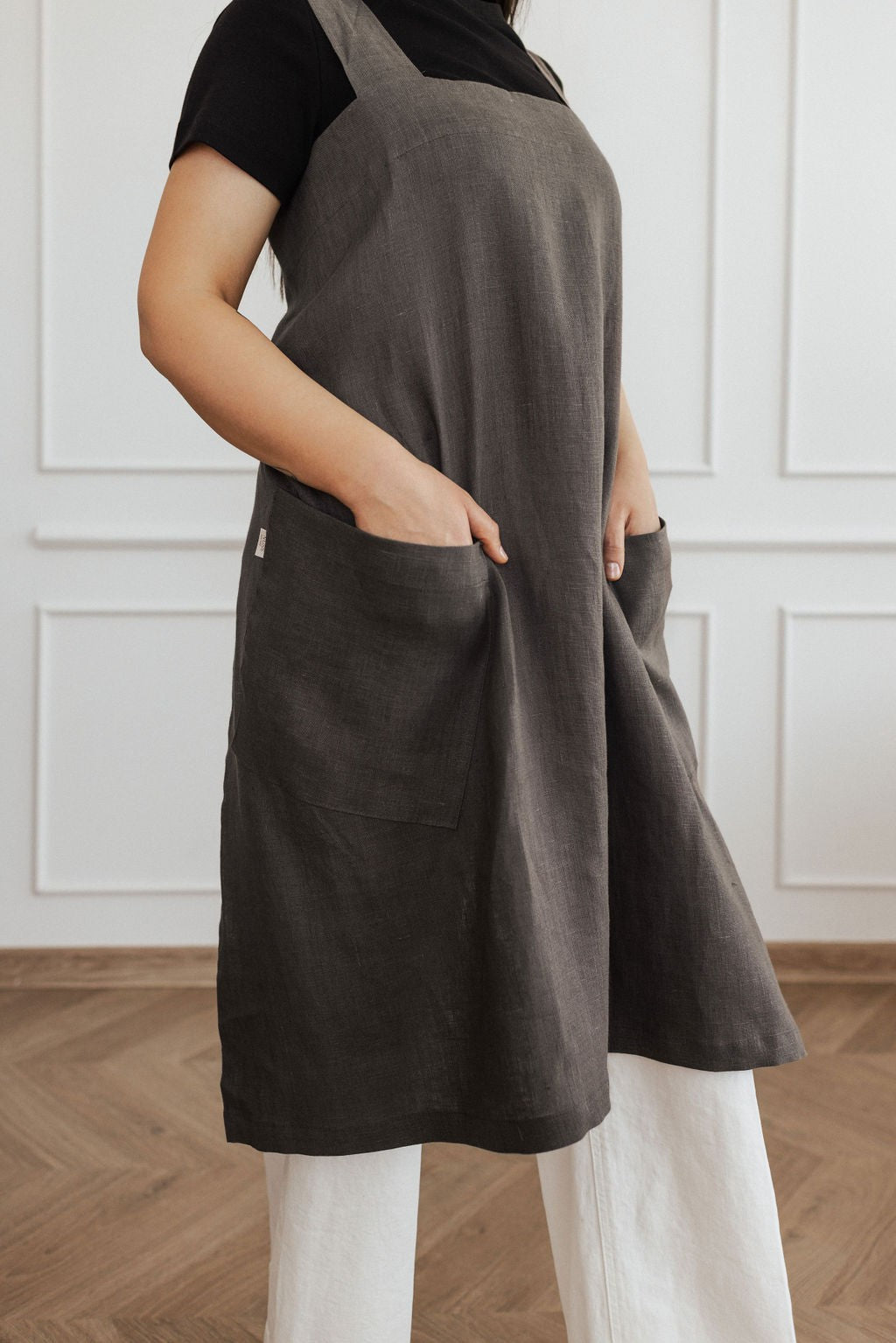 Tablier à dos croisé en lin Linen Tales teint naturel, détail du tissu
