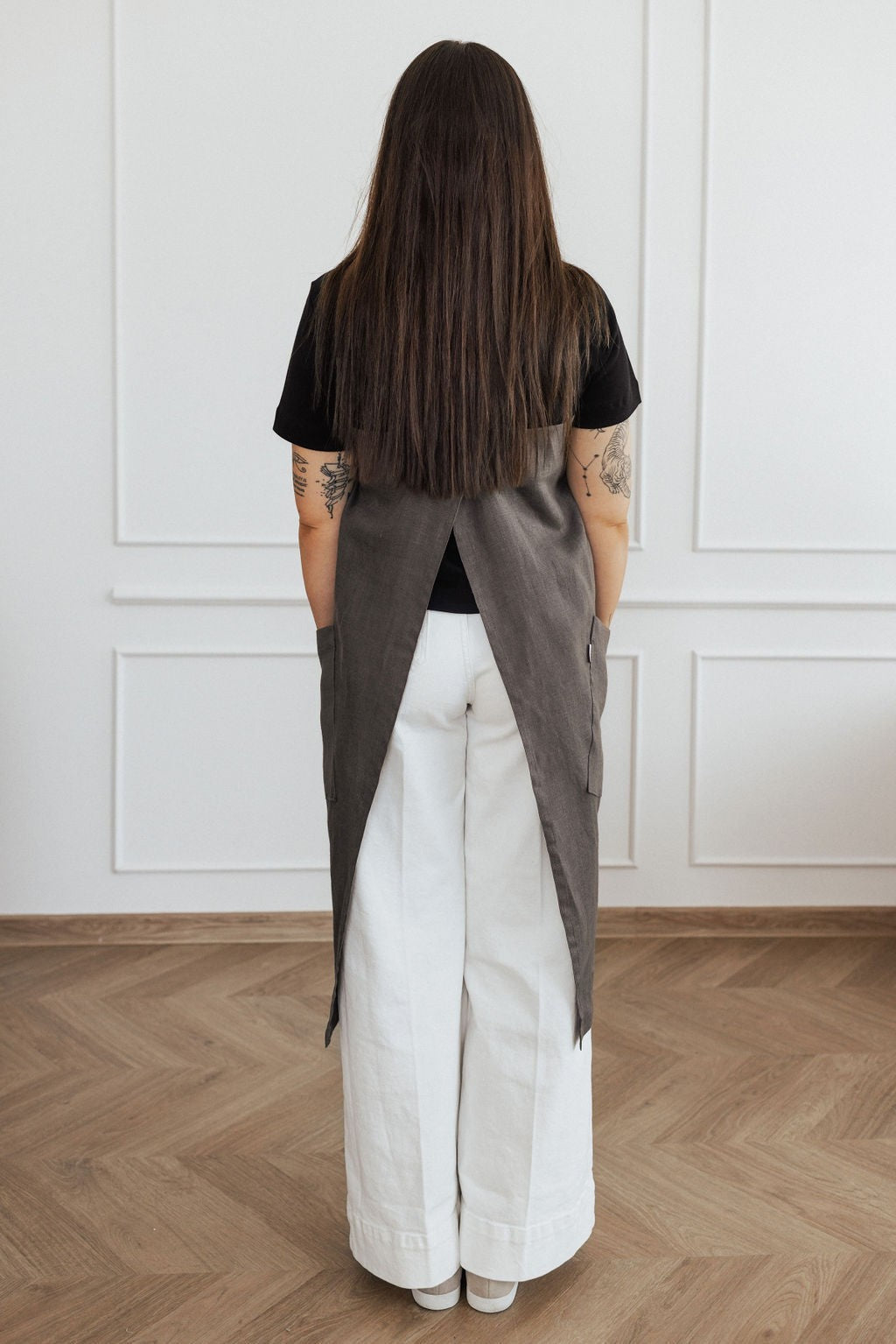Tablier à dos croisé en lin Linen Tales, deuxième vue latérale avec plis