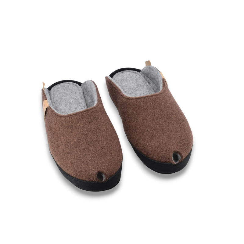Chaussons TOKU Brussels en cuir marron clair, intérieur moelleux semelle rigide