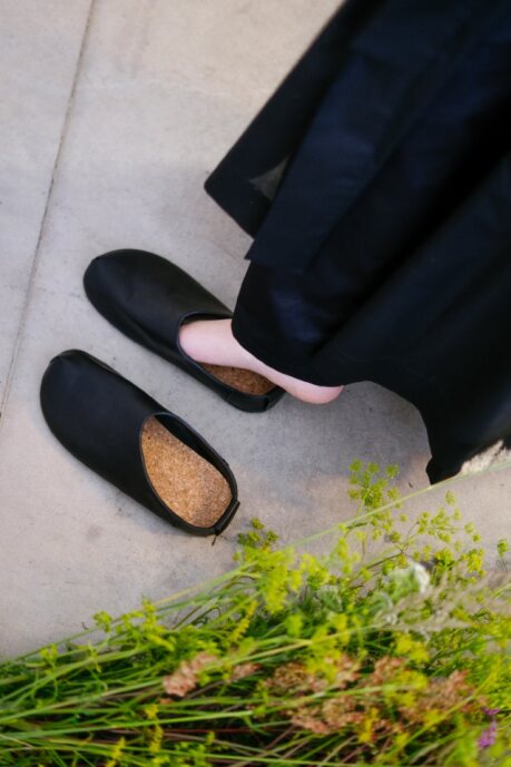 Chaussons TOKU Kyoto en cuir noir, vue de face