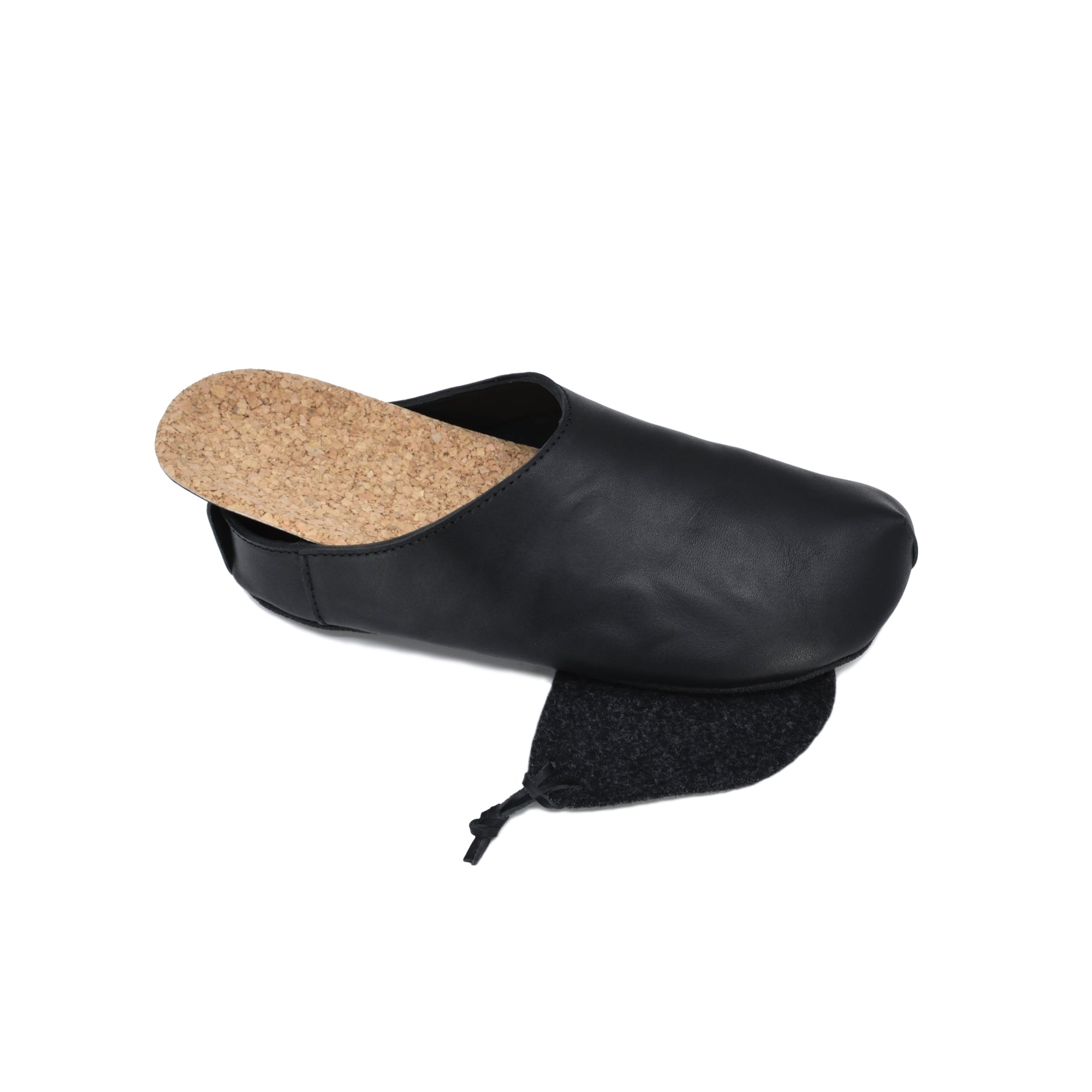 Chaussons TOKU Kyoto en cuir noir, troisième vue de face