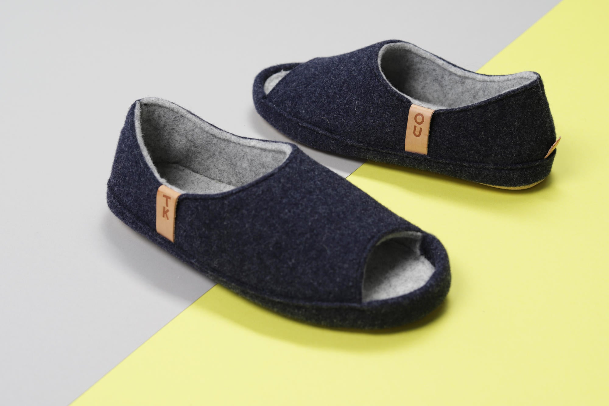 Chaussons TOKU Bern en feutre gris foncé, intérieur molletonné semelle ergonomique