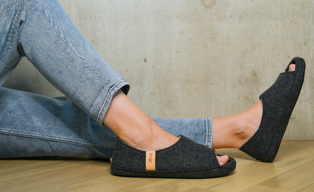 Chaussons TOKU Bern en feutre gris, silhouette minimaliste confort premium