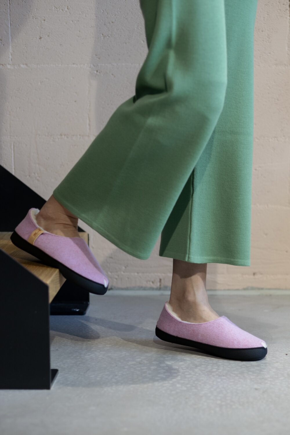 Chaussons TOKU Budapest doublés laine d'agneau rose pâle, vue alternative