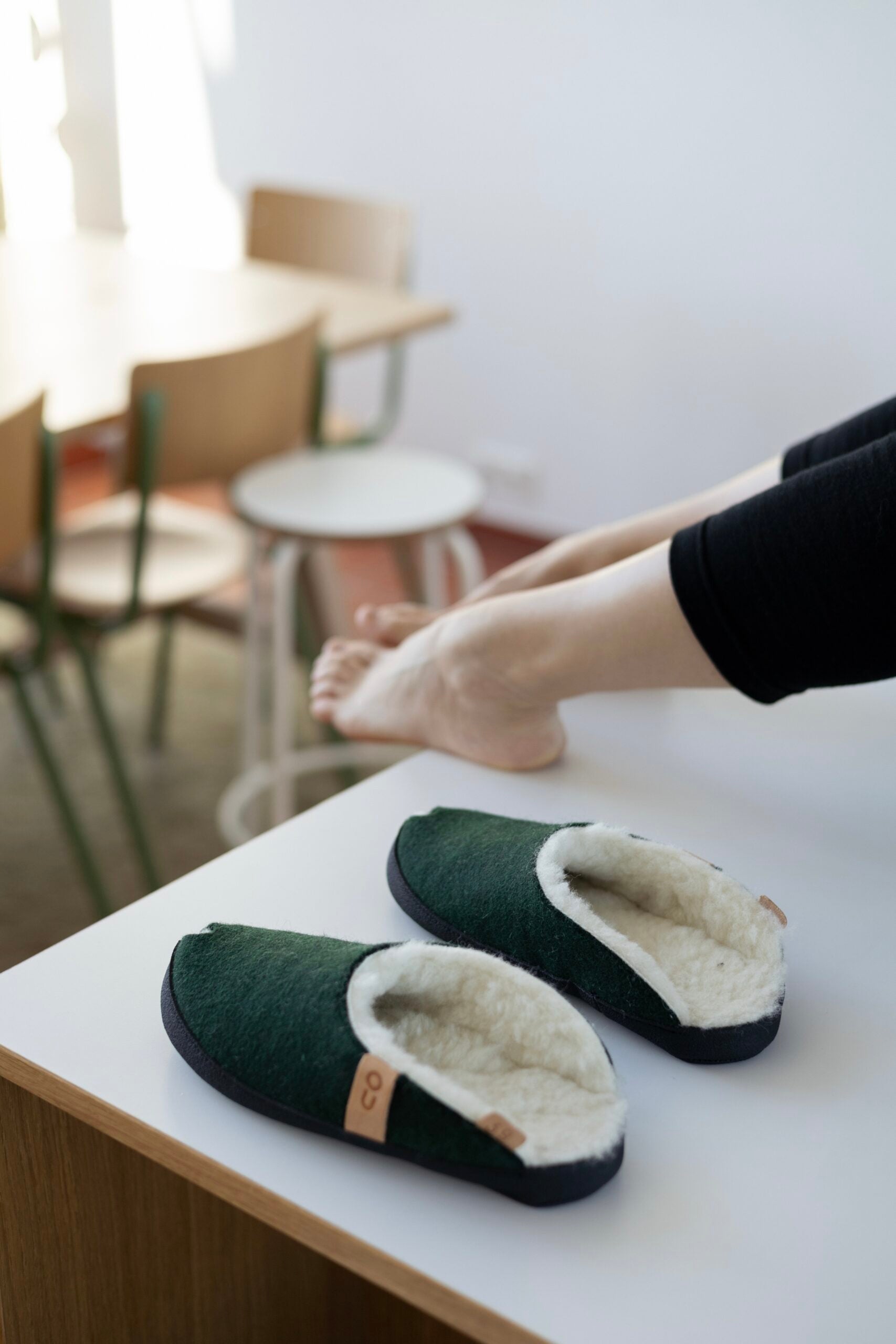 Chaussons TOKU Brussels doublés laine d'agneau vert foncé, deuxième vue portée