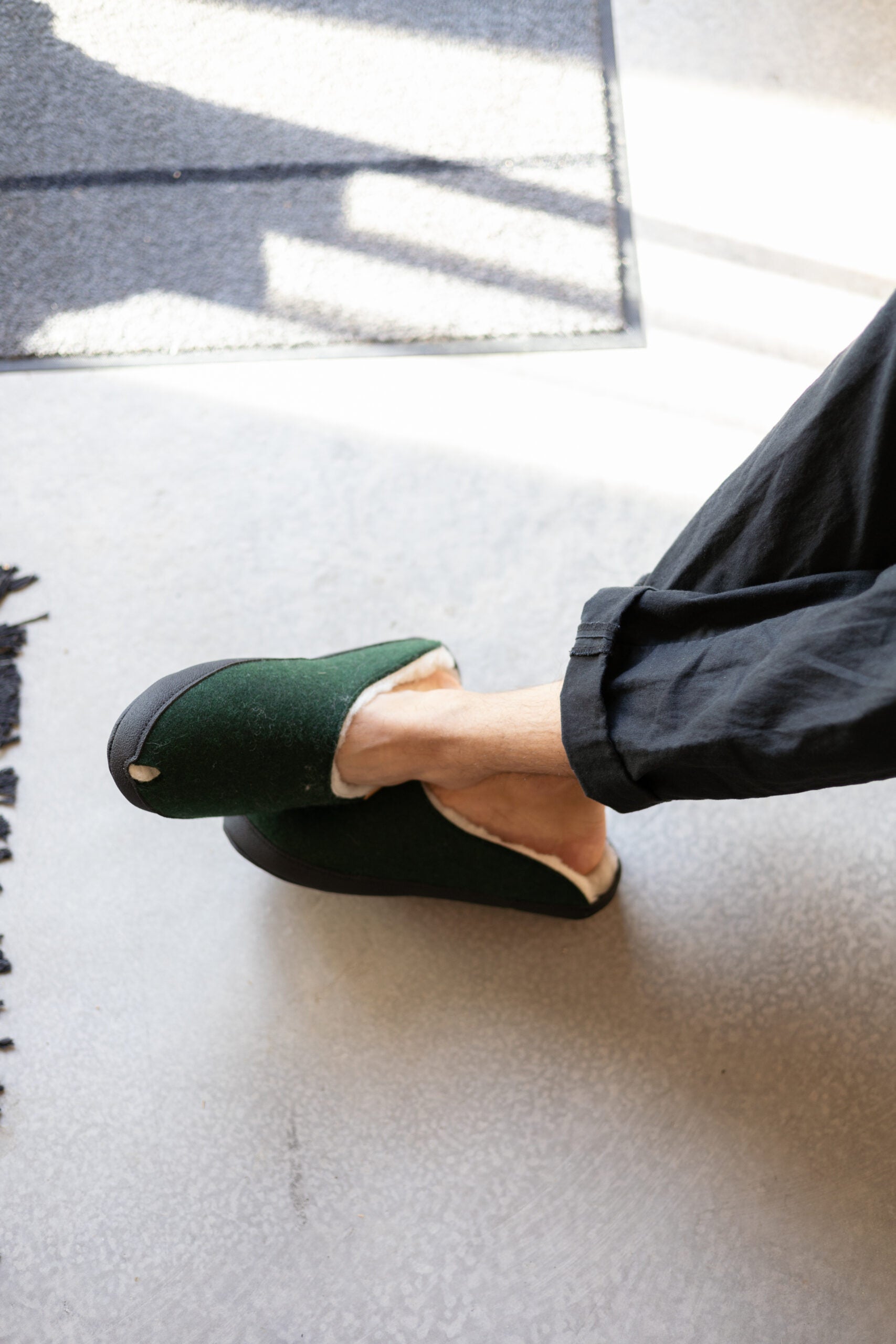 Chaussons TOKU Brussels doublés laine d'agneau vert foncé, troisième vue portée
