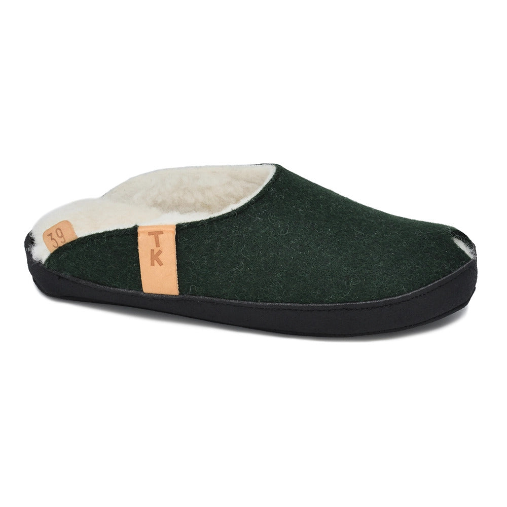 Chaussons TOKU Brussels doublés laine d'agneau vert foncé, vue produit studio