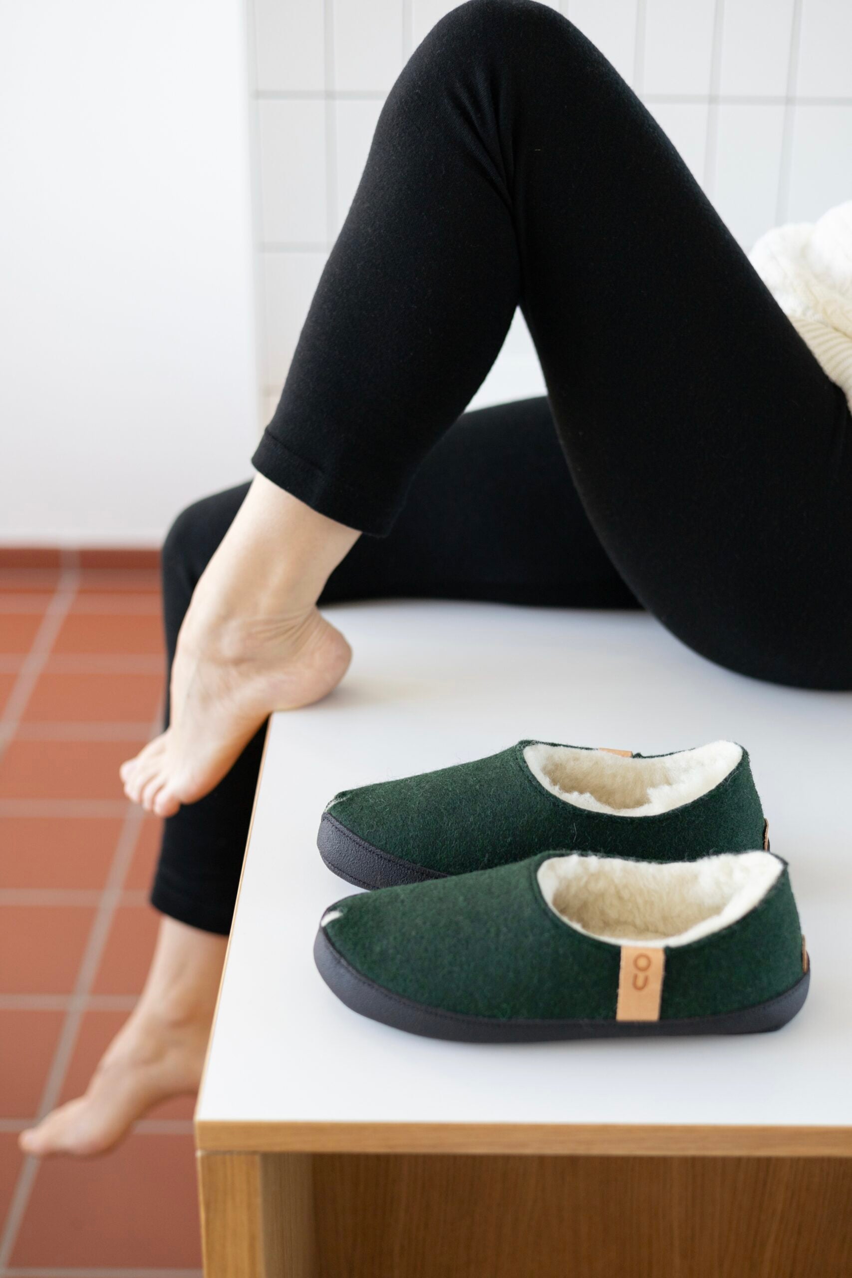 Chaussons TOKU Budapest doublés laine d'agneau vert foncé, deuxième vue portée