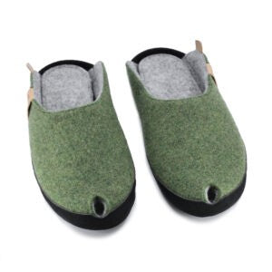 Chaussons TOKU Brussels en lin vert mousse, vue de dessus