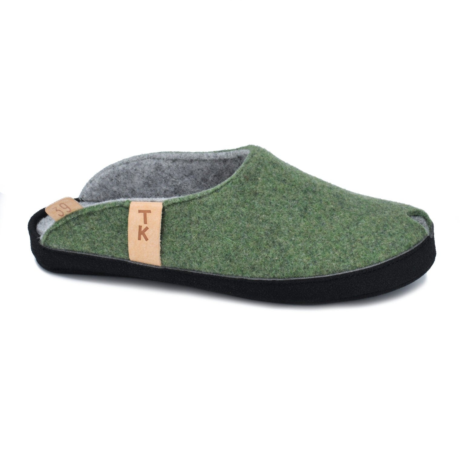 Chaussons TOKU Brussels en lin vert mousse, vue de face