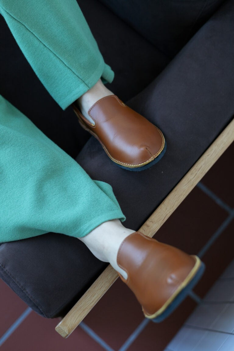 Chaussures TOKU London en cuir ocre classique, vue lifestyle